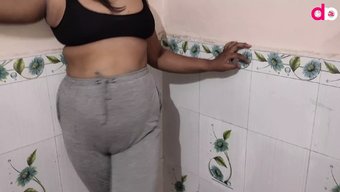 成熟的女人沉迷于独自...