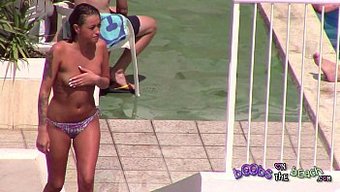 小胸部和穿孔乳头的少...
