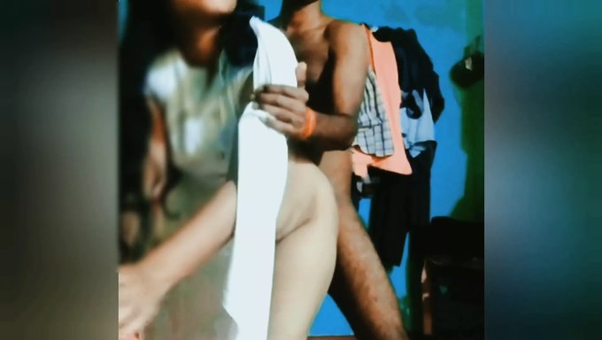 老印度女人在乡村里变得肮脏淘气