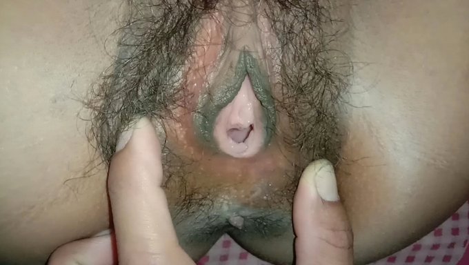 柔软的少女被男友舔和操她的阴部