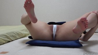日本美女穿着丁字裤和...