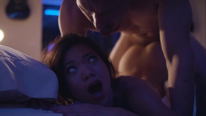 Amber Moore与穿制服的男人的感性邂逅