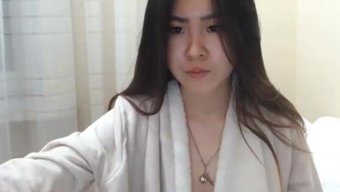 韩国女孩在镜头前喷射...