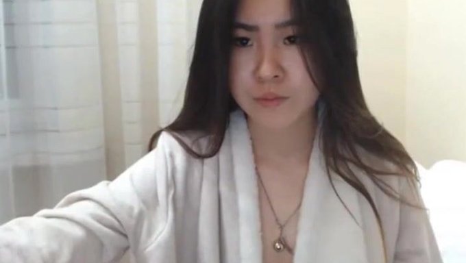 韩国女孩在镜头前喷射时说脏话