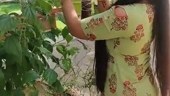 一个丰满的棕发熟女展...