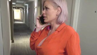 丰满的熟女与继子满足...