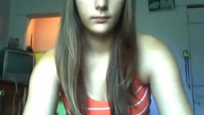 18+俄罗斯少女在网络摄像头上展示她的裸体