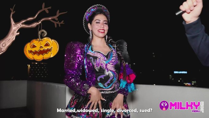 兴奋的熟女选择参观我的公寓,而不是她的万圣节活动 - Gatidiosa