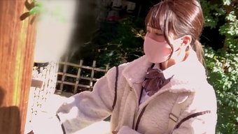 我先吸吮他,然后让他从狗爬式后面干我的小穴