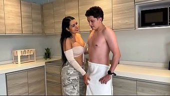 求更多,老婆为老公请了个性感女佣
