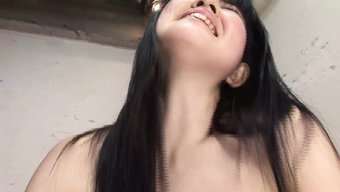 日本棕发女郎有着毛茸...
