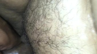 丈夫在家里努力取悦他的妻子