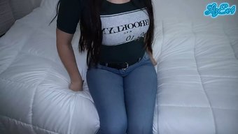 大屁股的棕发少女在热...