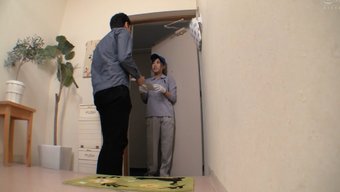蓝领美女给承包商性感...