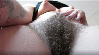 独奏视频中的乳头游戏...
