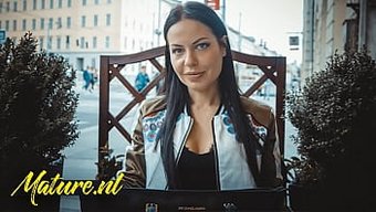 性欲旺盛的熟女使用性...