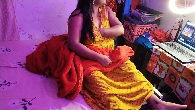 Desi Bhabhi在热辣的摄像头秀中炫耀她的乳头