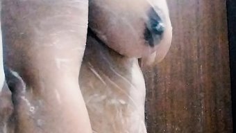 18岁的印度女孩在高...