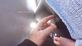 日本女人在拥挤的火车...