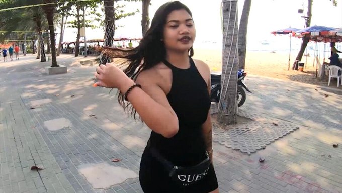 泰国大屁股少女口交并被操