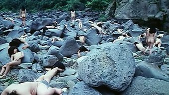热辣校园剧中的裸体亚洲学生