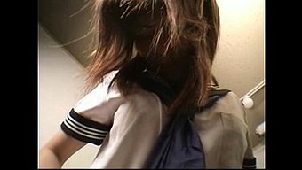 18岁少女被操得淫水...