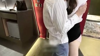 亚洲少女在工作场所骑...