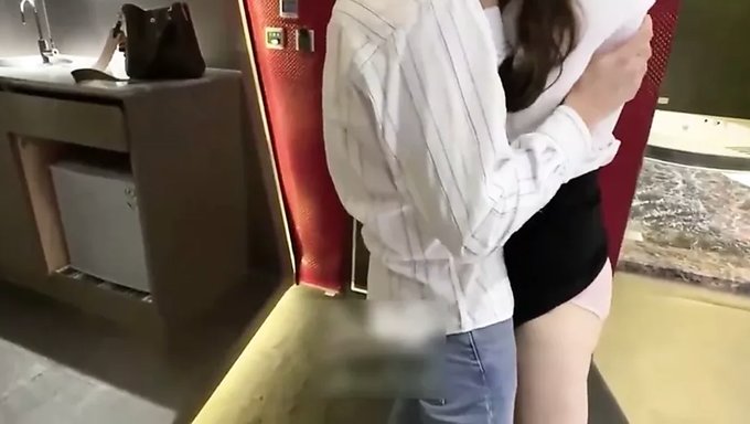 亚洲少女在工作场所骑着大鸡巴