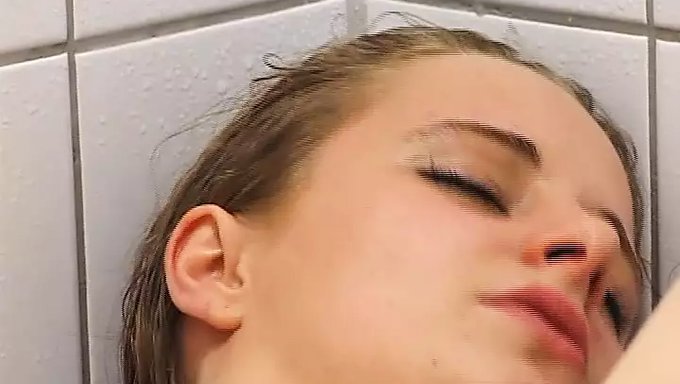 Katja Louis享受用淋浴水管的紧身阴道游戏