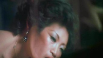 与淫荡的女士进行群交和射精