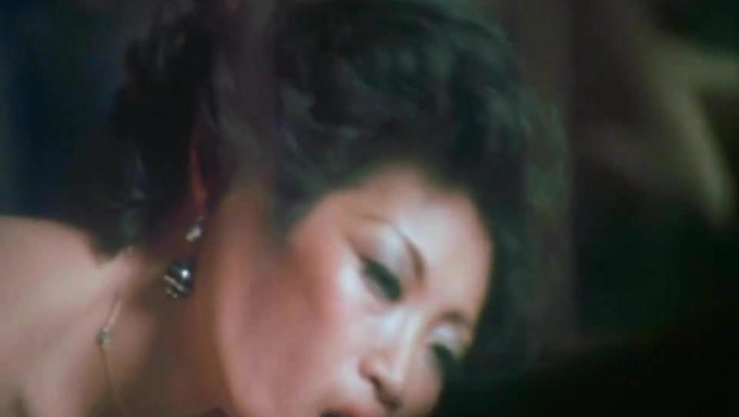 与淫荡的女士进行群交和射精