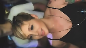 熟女牛仔和美丽的金发...