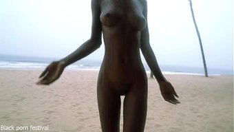 村里瘦瘦的黑妹在雨中...