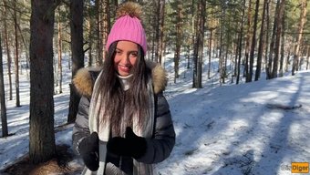 雪林里真实做爱,内射...