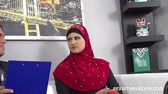 阿拉伯熟女口交并被猛烈地操