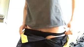 工作中的宝贝沉迷于一...