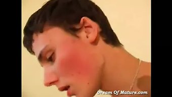 阿姨和男孩探索安全性...