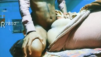 印度妻子的大屁股在床...