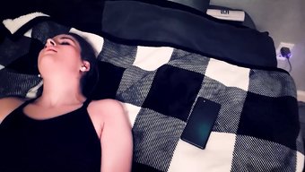 小胸部的瘦棕发女郎在...