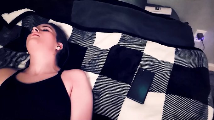 小胸部的瘦棕发女郎在我面前自慰