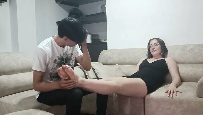 哥伦比亚大学生被她丈夫最好的朋友的精液覆盖了脸