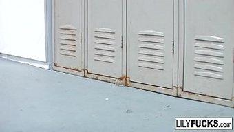 享受lily湿润的阴...