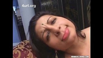 印度美女与两个男人享...