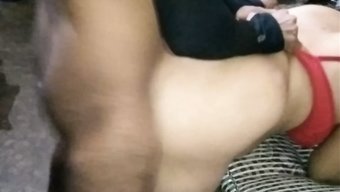 18岁的印度女孩在铁...