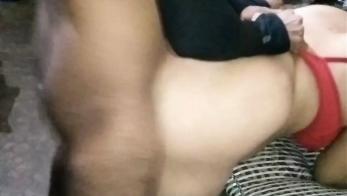 18岁的印度女孩在铁杆视频中用叔叔的手机自慰