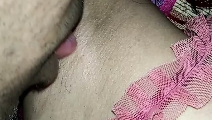 印度少女的大阴蒂被舔乳头