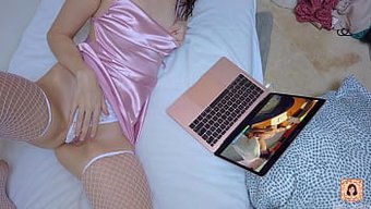 年轻女友在看色情片时高潮了