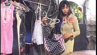 深色头发的少女穿着高...