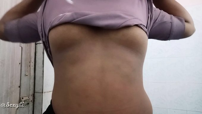 成熟的印度女人在淋浴间里自慰