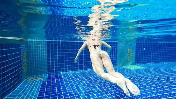 金发女郎在后院自慰的60 Fps视频